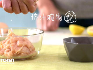 6、自制宝宝香肠,挤汁腌制鸡胸肉