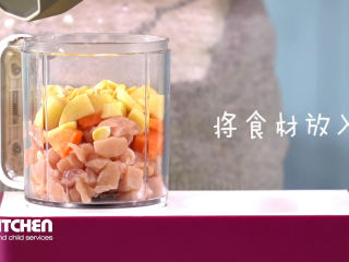 7、自制宝宝香肠,鸡胸肉、土豆、、胡萝卜、玉米粒放入辅食机