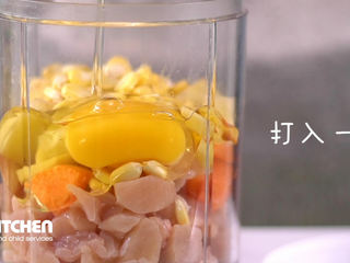 8、自制宝宝香肠,打入一个鸡蛋