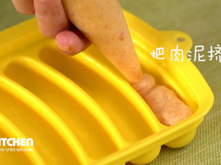 13、自制宝宝香肠,把肉泥挤进模具中
