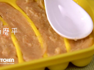 14、自制宝宝香肠,用小勺磨平、盖上盖