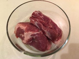 1、日式啤酒煮,梅花肉洗净沥干水