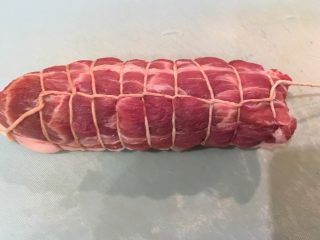 4、日式啤酒煮,喜欢怎么绑就怎么绑！只要肉能够紧紧的扎实的就好！