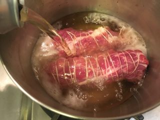 8、日式啤酒煮,把啤酒加到汤锅里！别喝了哦????