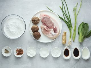 1、咸味汤圆,准备所需食材和调味。