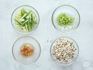 2、咸味汤圆,香菇洗净挤干水分，切成小丁；小葱用刀背拍扁切段，姜切丝，加入100ml清水浸泡20分钟；小虾米温水冲洗干净；芹菜切末。