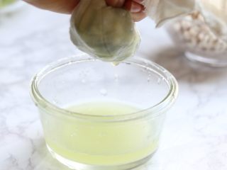 4、咸味汤圆,把纱布将浸好的葱姜汁水过滤，并充分挤压葱姜滤出剩于汁水，葱姜水就做好了。