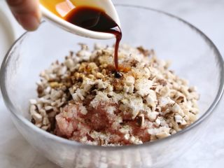 5、咸味汤圆,将肉糜与香菇丁混合，加入盐、糖、淀粉、生抽、白胡椒粉搅拌均匀。