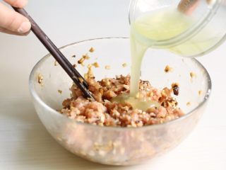 6、咸味汤圆,将葱姜水分次加入肉糜中，用筷子沿同一方向搅打，每次葱姜水充分吸收后再加。