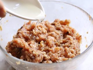 7、咸味汤圆,肉糜中再加适量油拌匀。盖上保鲜膜放入冰箱备用。