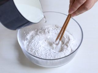 8、咸味汤圆,糯米粉放入大碗，分次倒入温水，边倒边搅拌，每次水被完全吸收后再加水，直至碗中无干粉。粉和水的比例大概为1:1。