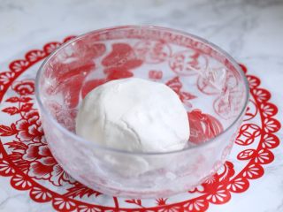 9、咸味汤圆,将拌好的粉揉成光滑面团。