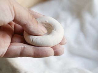11、咸味汤圆,剂子搓圆，用大拇指按出凹槽。