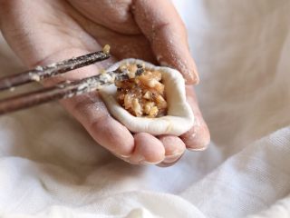 12、咸味汤圆,取大约15克左右的肉馅放入凹槽