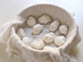 10、咸味汤圆,将面团分成25克的剂子。