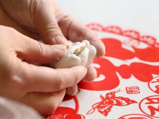 13、咸味汤圆,将口封住捏紧。