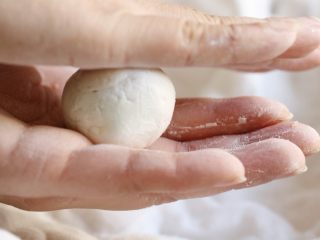 14、咸味汤圆,放在掌心搓圆。