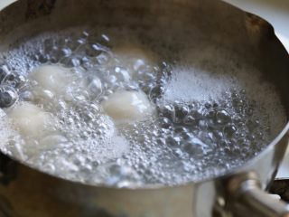 15、咸味汤圆,准备一锅水，撒些许盐，水开后将汤圆放入。