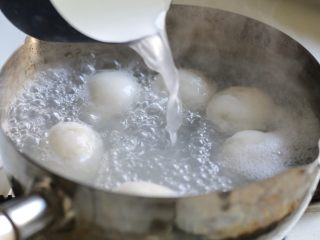 16、咸味汤圆,水再次开后再加两次冷水。汤圆浮在水面就可以捞出装碗了。