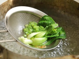 17、咸味汤圆,将小青菜、芹菜未、小虾米放入煮汤圆的沸水中焯烫。