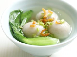 18、咸味汤圆,小青菜、虾米、芹菜末连同焯烫的水倒入放汤圆的碗中。