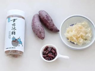 1、紫薯银耳粥,准备好所需食材。