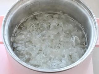 5、紫薯银耳粥,大火煮沸后改小火熬煮至银耳出胶,呈黏稠状态。