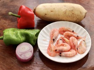 1、荷塘月色小炒,先把所有的食材备齐。