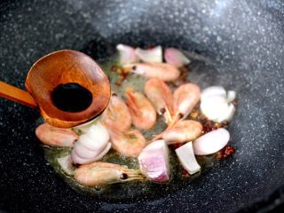 7、荷塘月色小炒,这个时候加入生抽调味调色。