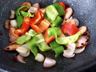 8、荷塘月色小炒,再放入青椒和红椒，大火快速翻炒均匀。
