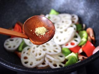 11、荷塘月色小炒,再放入鸡精调味，增加口感。