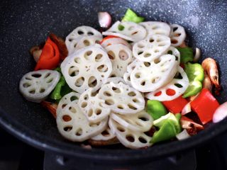 9、荷塘月色小炒,加入焯水后的藕片。