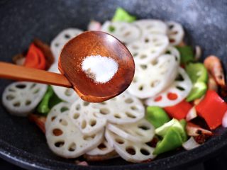 10、荷塘月色小炒,根据个人口味，加入适量的盐调味。