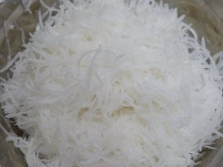 1、卡通小熊萝卜糕便当盒「14」,擦成细丝备用。