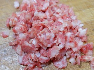 3、卡通小熊萝卜糕便当盒「14」,腊肠切碎。