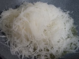 5、卡通小熊萝卜糕便当盒「14」,锅中倒入少许油，先将腊肠海米干杯炒香，在加入萝卜丝炒软。