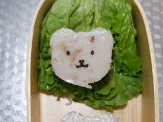 9、卡通小熊萝卜糕便当盒「14」,表情模具压出表情贴好。