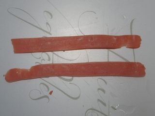 12、卡通小熊萝卜糕便当盒「14」,用刮皮刀刮出薄片。