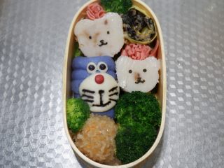 15、卡通小熊萝卜糕便当盒「14」,火腿花就做好了。摆入便当盒，在加入少许小菜，完成~