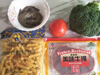 1、家庭版黑椒牛排,准备好材料，牛排买的半成品，方便快捷