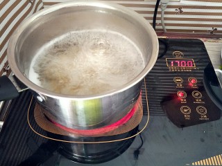 2、家庭版黑椒牛排,锅里水开后，下入螺旋面煮熟