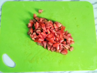 4、家庭版黑椒牛排,西红柿切丁，明虾去壳