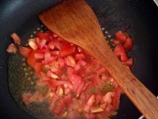 5、家庭版黑椒牛排,锅里倒适量油烧热炒西红柿丁