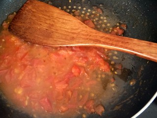 6、家庭版黑椒牛排,用锅铲压一下炒出汁