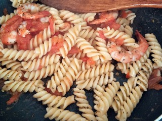 8、家庭版黑椒牛排,加入煮熟的螺旋面，下入适量盐、黑胡椒和罗勒碎翻炒出锅