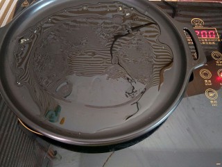 9、家庭版黑椒牛排,烤盘倒入适量油烧热