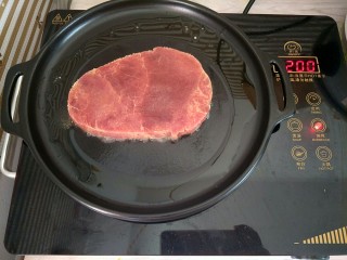 10、家庭版黑椒牛排,放入牛排中火煎熟