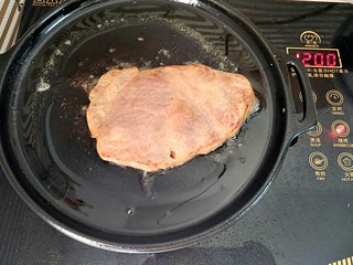 11、家庭版黑椒牛排,一面煎的差不多时翻面煎一下