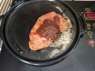 12、家庭版黑椒牛排,加入黑椒酱煎热一下即可盛出