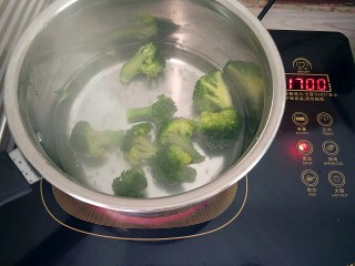 13、家庭版黑椒牛排,西兰花切小朵放入盐水锅里焯熟捞出